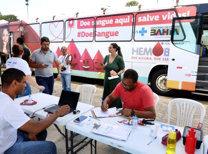 Unidade móvel da Hemoba participa de ação solidária promovida pelo cantor Buja Ferreira