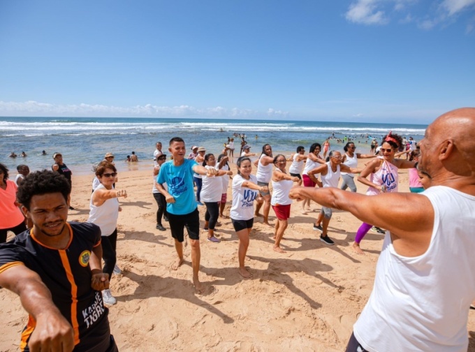  Com presença da prefeita Débora, projeto “Vou à Praia” movimenta praia de Buraquinho neste domingo (15)