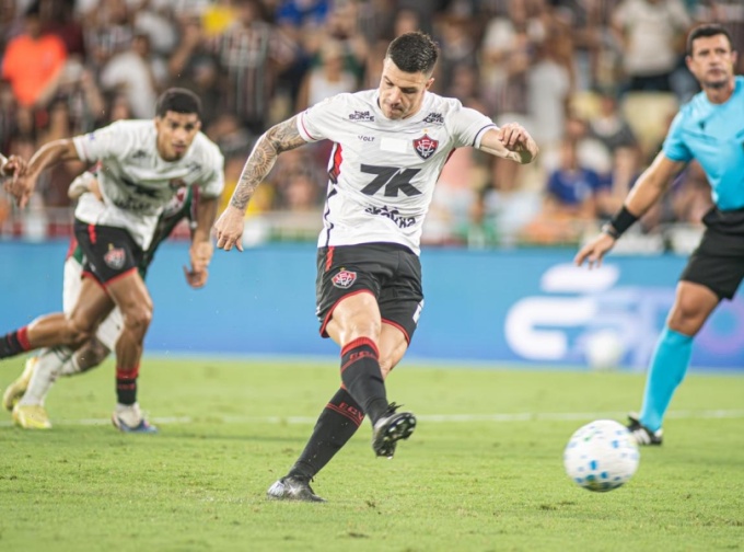Vitória arranca empate no Maracanã e segue mostrando força no Brasileirão