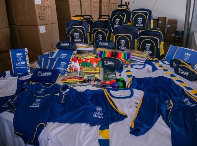  Lauro de Freitas realiza entrega histórica de fardamento e kits escolares para estudantes da rede municipal