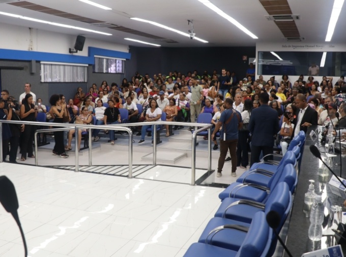  Sessão da Câmara de Camaçari é marcada por leitura do Parecer do TCM sobre as contas de 2024 do Executivo e por manifestação de servidores