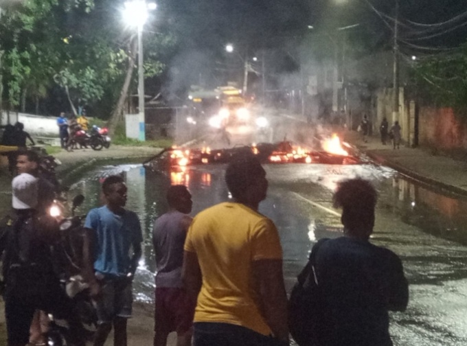 Protesto interdita via em Jauá após mulher se ferir em trecho alagado próximo à Unidade de Saúde de Pé de Areia