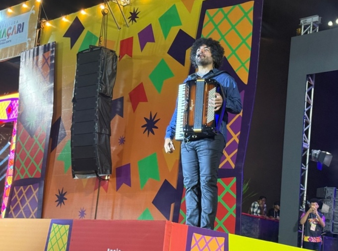 Mestrinho celebra a Bahia e exalta as raízes nordestinas durante show no Camaforró 2026