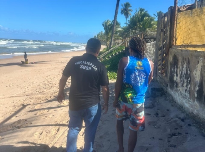 Diálogo garante permanência de grupo de surfistas na Praia de Jauá e Prefeitura anuncia instalação de toldo