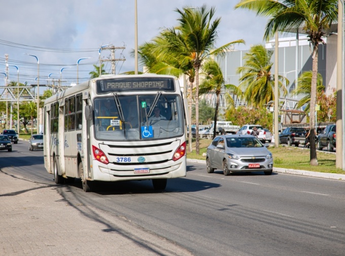   Prefeitura de Lauro de Freitas garante desembarque de  Prefeitura de Lauro de Freitas garante desembarque de mulheres fora dos pontos de ônibus entre 21h e 5h entre 21h e 5h