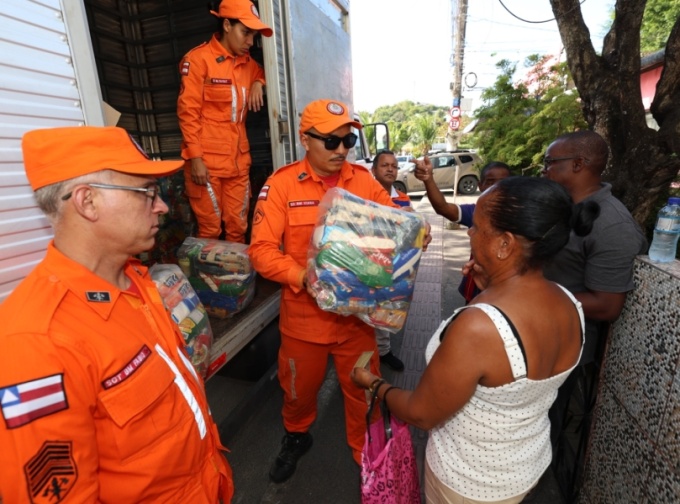  Estado entrega cestas básicas para famílias afetadas por desastre ambiental em São Tomé de Paripe