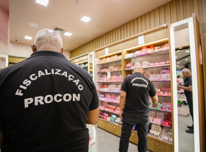 Procon de Lauro de Freitas reforça proteção ao consumidor com fiscalização em lojas de cosméticos