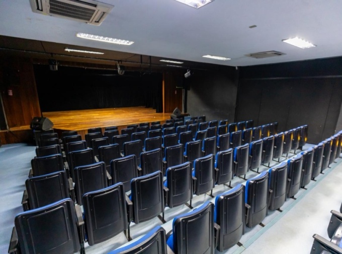 Comédia 'As Meninas da Pesada' leva humor e reflexão ao palco do Teatro Alberto Martins