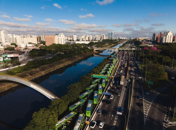 BYD emplaca mais ônibus elétricos que segunda e terceira colocadas somadas e assume liderança no ano