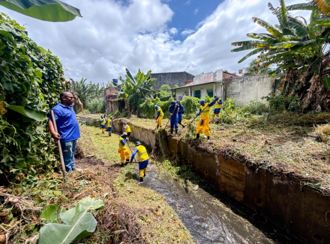 Prefeitura reforça limpeza de canal em Lagoa Patos
