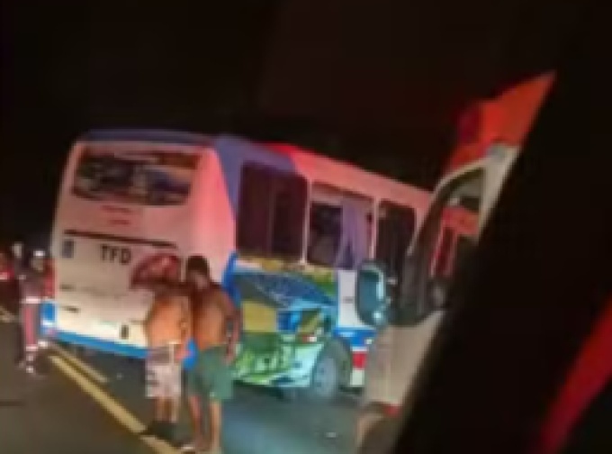 Micro-ônibus com 27 pessoas se envolve em acidente na BR-324