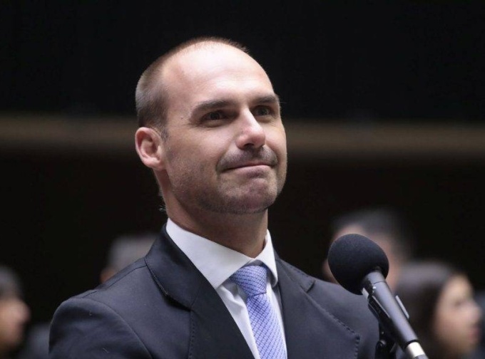 Ministro Alexandre de Moraes determina início da pena de Eduardo Bolsonaro