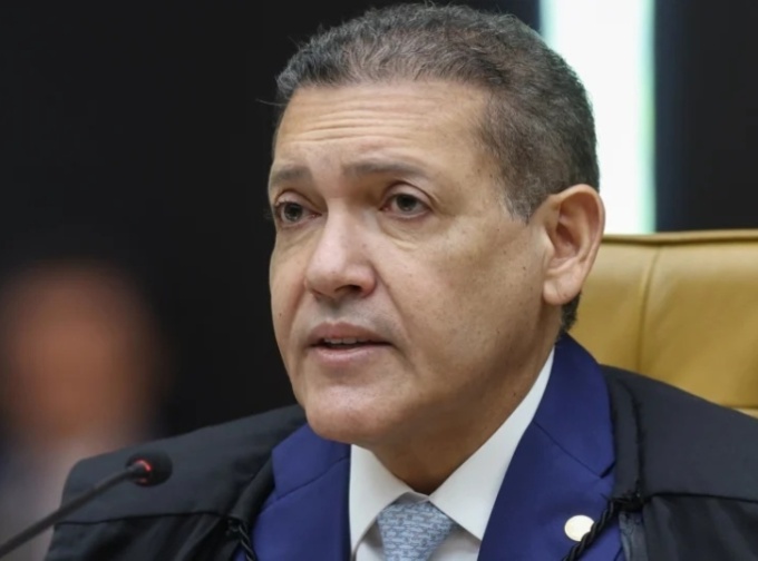 TSE manda suspender canal de Janones com 3,2 milhões de seguidores por disseminação de fake news e burla às regras do WhatsApp