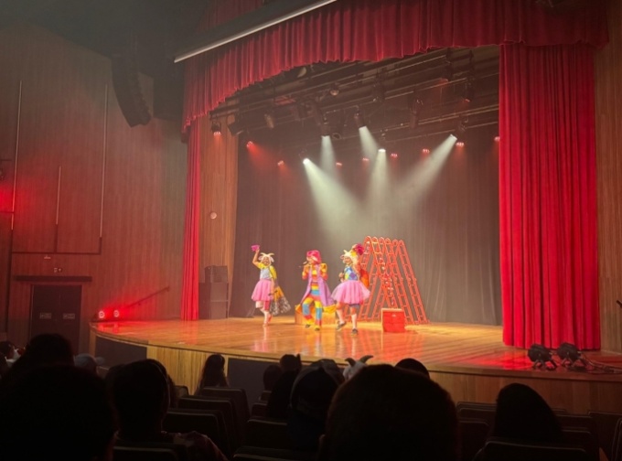 Prefeitura de Lauro de Freitas leva usuários do CAPS II ao teatro e proporciona experiência inclusiva