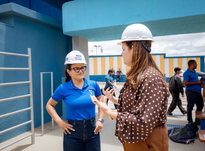 Prefeita Débora Regis visita novo CAPSi e Academia da Saúde na Itinga, que estão com cerca de 90% das obras concluídas