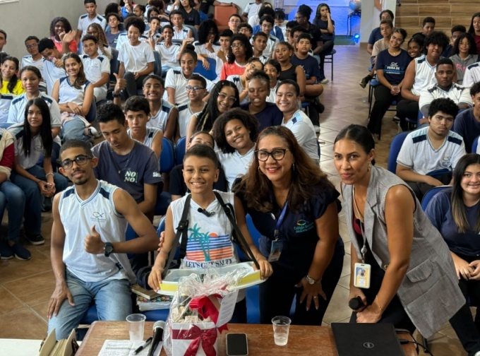 Aos 13 anos, Enzo inspira estudantes e motiva aluna a voltar a empreender durante Feira das Profissões em Abrantes