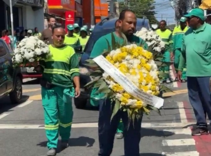 Sob forte comoção, colegas de trabalho carregam caixão de Paulo Marques Cabral durante sepultamento em Abrantes