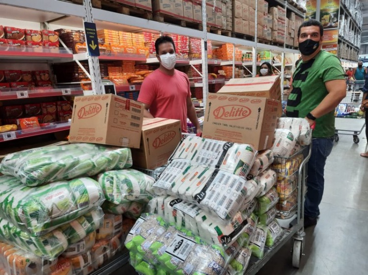 
Arthur e Emerson fizeram a compras dos alimentos que serão doados / Foto: Arquivo pessoal


