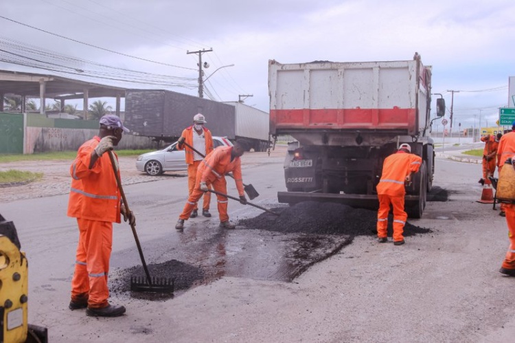com o procedimento de tapa-buraco com a aplicação de um novo asfalto.

Foto: Josué Silva