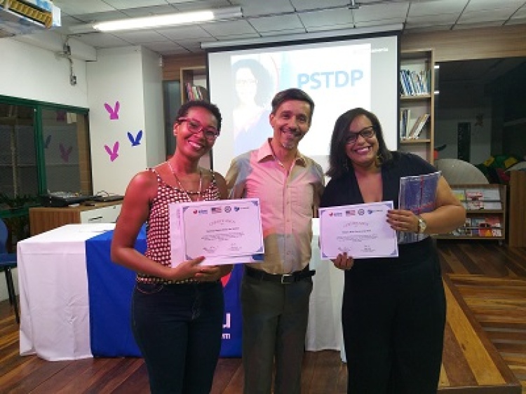 
Foto anexada: Vanessa Regina Alves e Maiana Rose comemoram conclusão do curso com professor Jorge Mendes