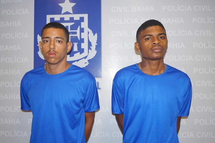 Allan Denisson Araújo Santana e Rodrigo Campos Papa Sousa, ambos de 19 anos, autores do latrocínio do eletricista Robson Moitinho Lima, ocorrido dentro de um coletivo, no bairro de Paripe, foram apresentados à imprensa, na manhã desta quarta-feira (21), durante coletiva na sede da Polícia Civil, na Piedade.

         A dupla teve o mandado de prisão preventiva cumprido, na terça-feira (20), naquele bairro, por uma equipe do Grupo Especial de Repressão a Roubos em Coletivos (GERRC). Allan foi reconhecido por testemunhas, confessou o latrocínio e apontou Rodrigo como comparsa.

         De acordo com o coordenador do GERRC, delegado Glauber Uchiyama, Allan, que recolhia os pertences das vítimas, foi o autor dos disparos. Rodrigo portava um revólver calibre 38 e anunciou o assalto. “Robson teve o celular subtraído, reagiu dando uma “gravata” em Allan, que tomou a arma do comparsa e atirou no eletricista”, explicou o delegado.

         Rodrigo e Allan, que já eram investigados pelo GERRC por outros roubos em coletivos, na região de Paripe, foram encaminhados para o sistema prisional. A coletiva de imprensa foi conduzida pelos delegados Glauber Uchiyama, coordenador da unidade, e Maria Selma Lima, diretora do Departamento de Crimes Contra o Patrimônio (DCCP).


Ascom-PC/Priscila Carvalho
